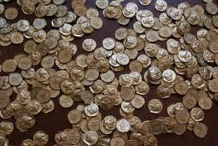 اهدای مجموعه ای از سکه های قدیمی هندی به موزه رضوی