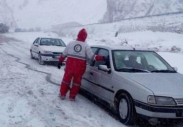 امدادرسانی امدادگران هلال احمر به 242 فرد گرفتار در برف