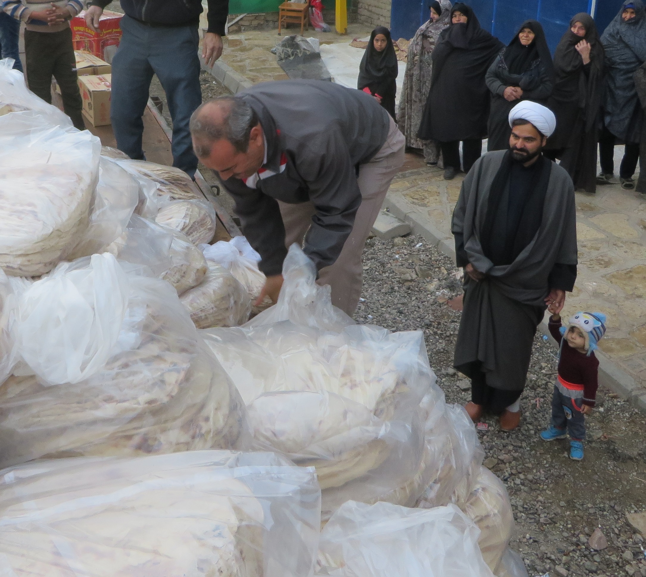 ارسال 20 هزار نان محلی از روستای حصار برای زائران اربعین