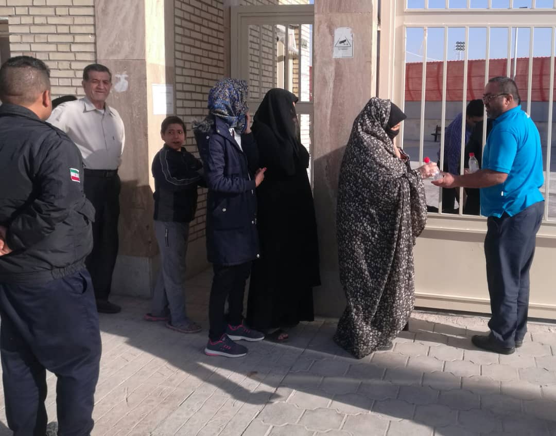 در مبارزه با کرونا خیرین آستین همت بالا زدند.