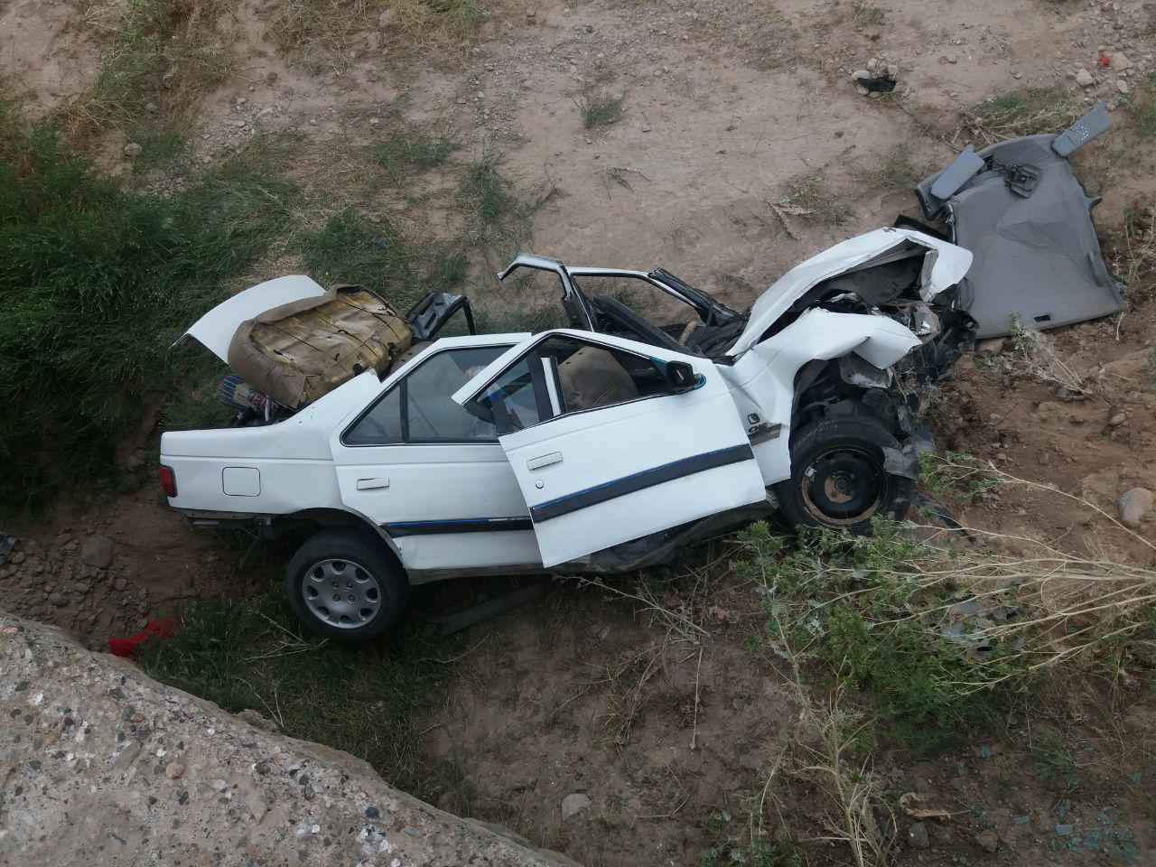 سقوط پژو پارس سفید از پل سقوط پژو پارس سفید از پل