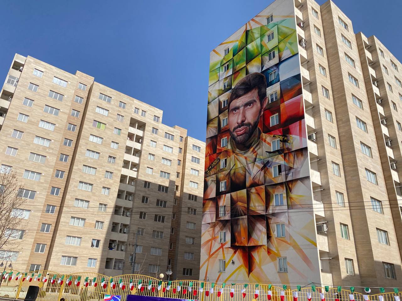 اهتزاز بزرگترین پرچم ایران شرق کشور در کوه پارک مشهد