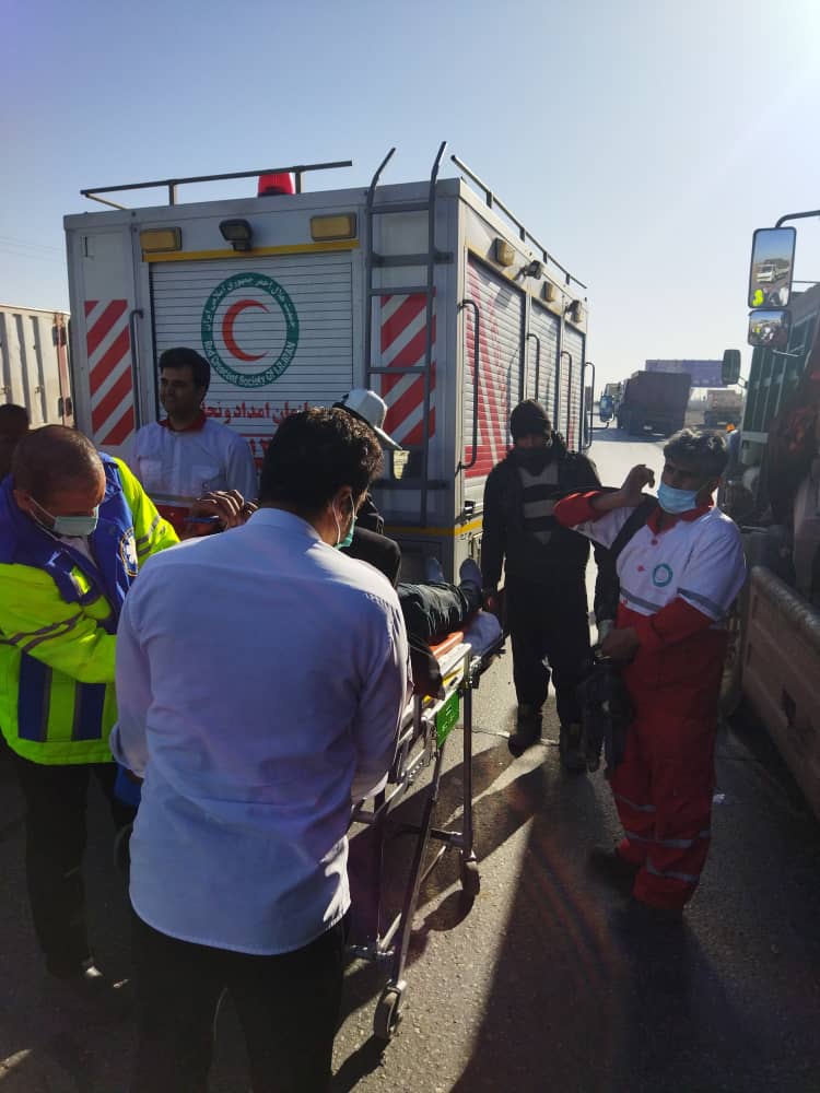 پوشش امدادی در برخورد دو دستگاه کامیون در محور اردکان به نایین پوشش امدادی در برخورد دو دستگاه کامیون در محور اردکان به نایین