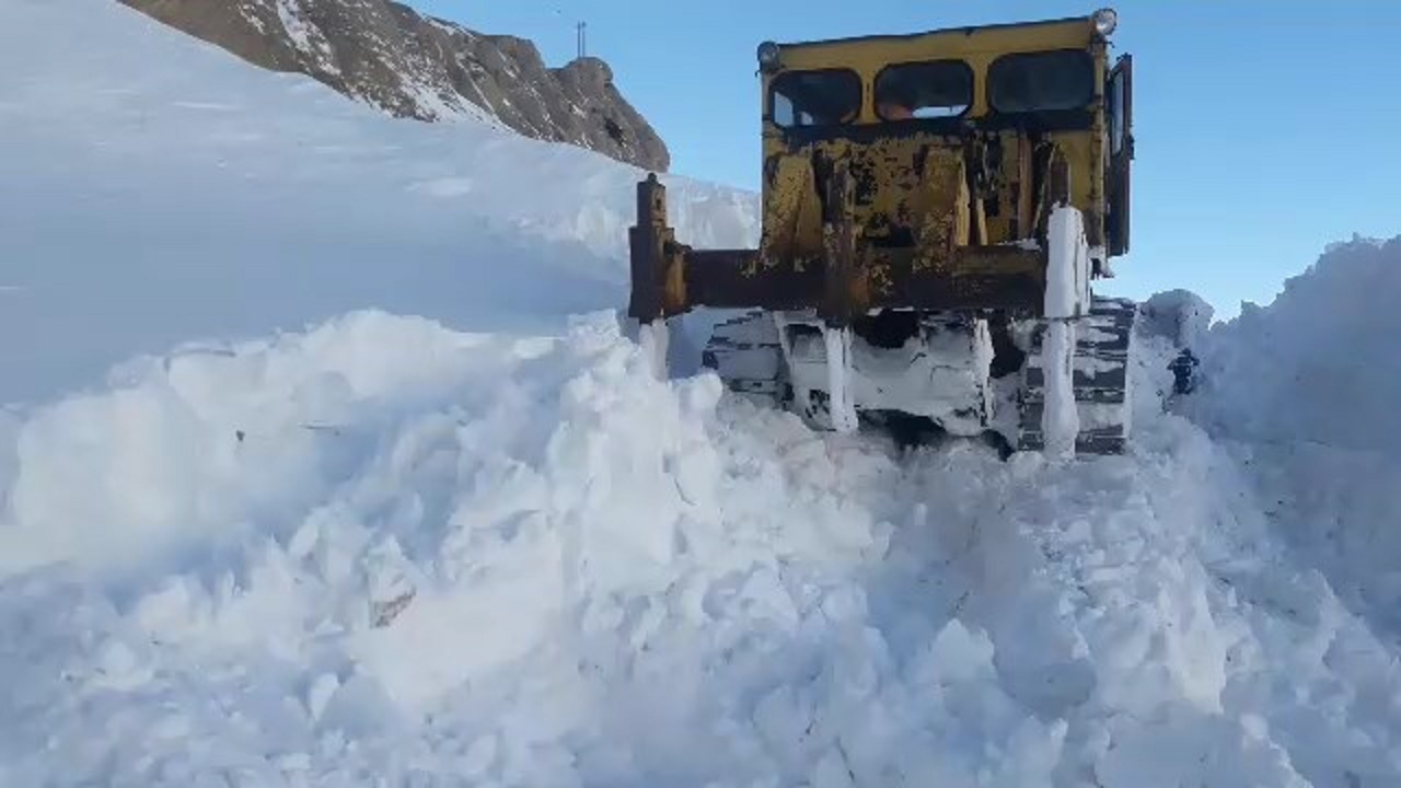 باز گشایی گردنه کلوسه فریدونشهر با تلاش۴۸ ساعته راهداران