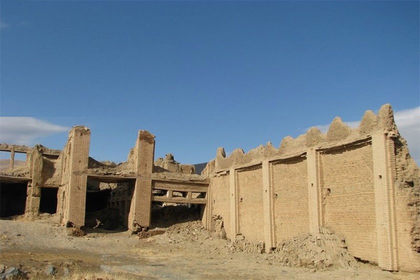 قلعه اردلان تویسرکان قابلیت تبدیل به مکان گردشگری دارد