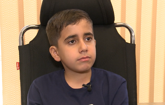 تسلط کودک همدانی به هشت زبان زنده دنیا