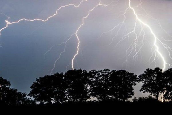 رگبار باران، رعدو برق و وزش باد در منطقه