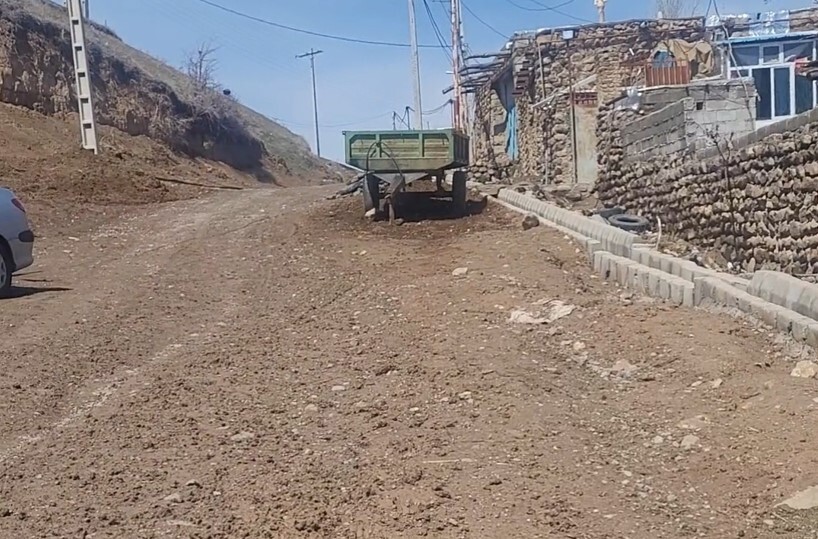 رنجش اهالی روستای مزرعه شادی از نبود آسفالت جاده