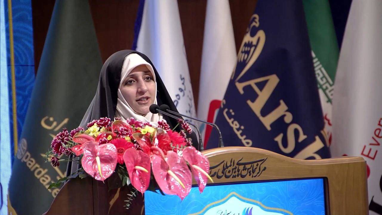 استفاده حداکثری از توانمندی زنان به عنوان نیمی از سرمایههای فکری جامعه استفاده حداکثری از توانمندی زنان به عنوان نیمی از سرمایههای فکری جامعه