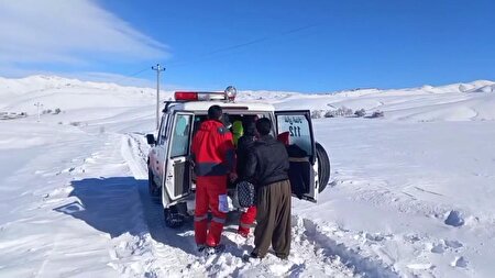 تولد نوزاد عجول در آمبولانس درمحور برفگیر تکاب_شاهین‌دژ