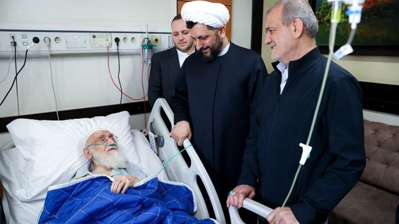 عیادت پزشکیان از آیت‌الله العظمی نوری همدانی