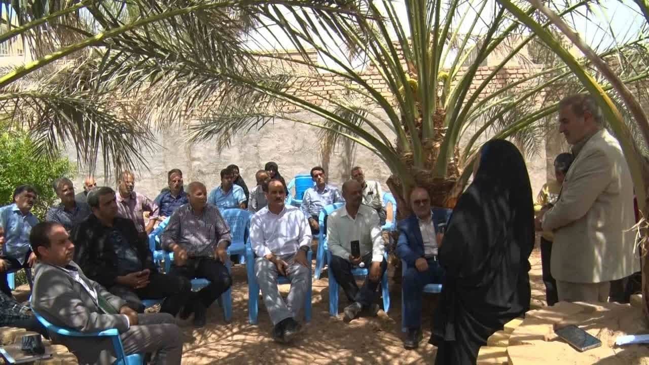 آموزش باغداران خرما در میبد و اردکان برای مبارزه با آفت سوک حنایی و عارضه خشکیدگی آموزش باغداران خرما در میبد و اردکان برای مبارزه با آفت سوک حنایی و عارضه خشکیدگی