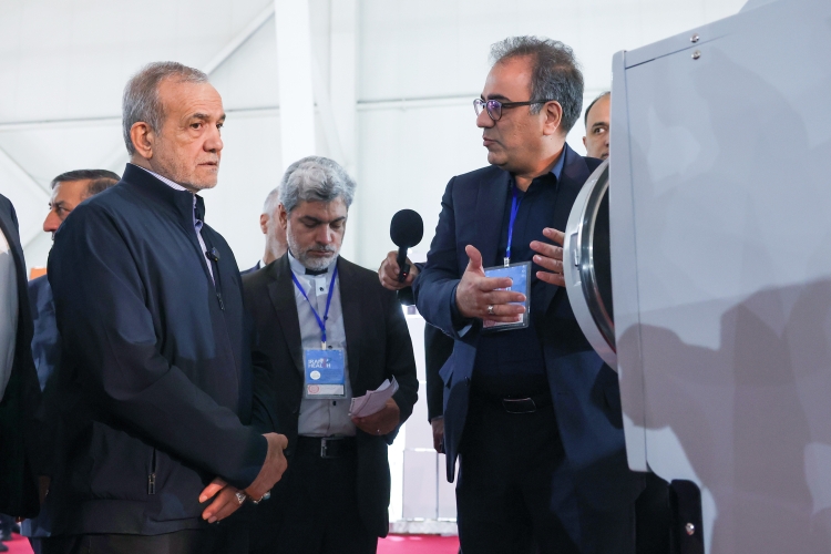 بازدید رئیس جمهور از نمایشگاه تجهیزات پزشکی بازدید رئیس جمهور از نمایشگاه تجهیزات پزشکی