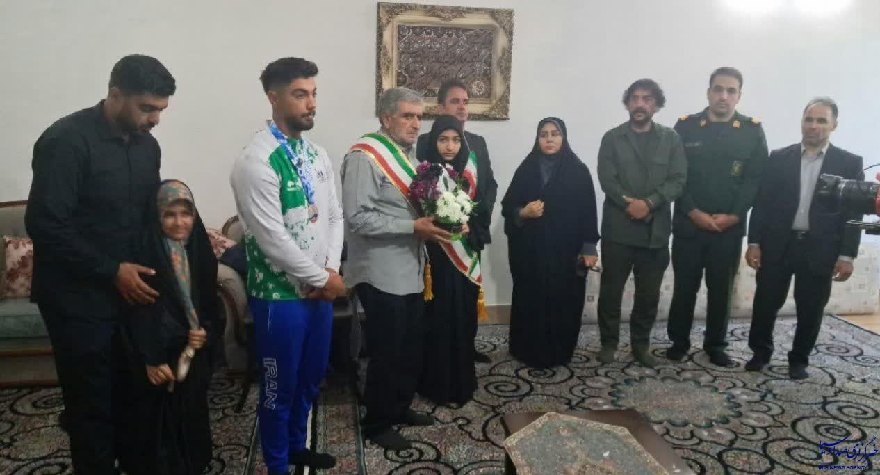 اهدای مدال قهرمان لرستانی به خانواده شهیدمرادی