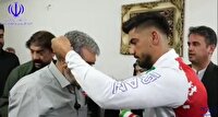 اهدای مدال قایقران لرستانی به خانواده شهیدمرادی