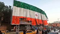 نصب پرچم ایران اسلامی بر دیوارنگاره چهارراه سمیه کرمان