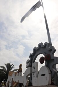 قائم‌شهر سیاه‌پوش شد؛ اهتزاز بیرق حسینی بر بلندترین برج پرچم شهر
