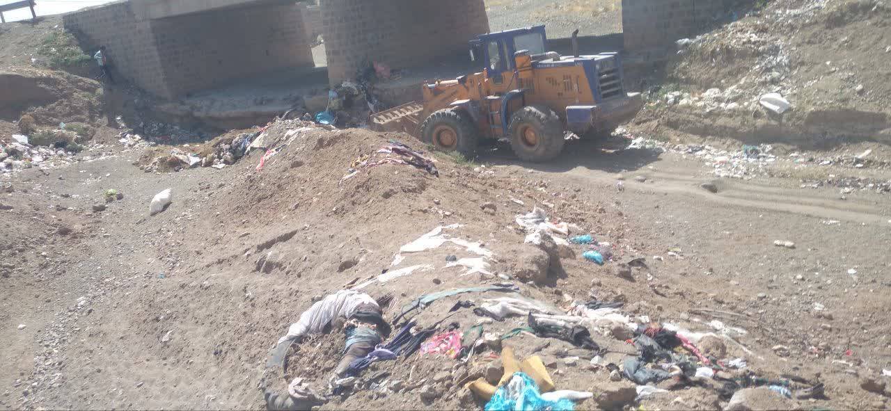 رفع تصرف ۲ هزار متر مربع بندخاکی و کانال غیرمجاز در فریمان 