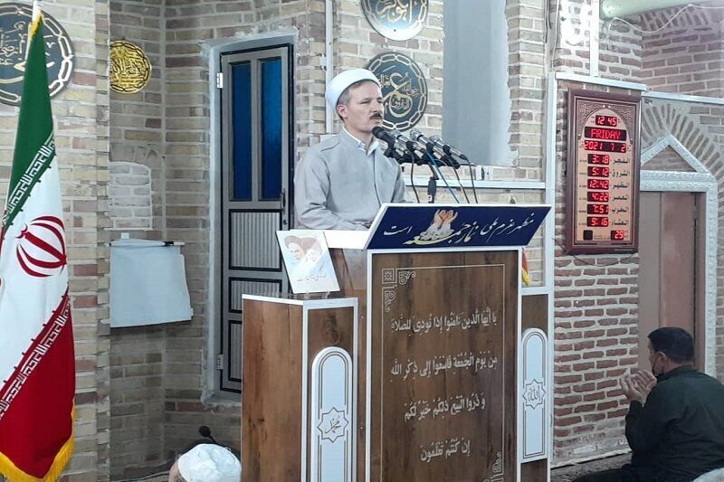 خطیب نماز جمعه مهاباد: رهنمود‌های حکیمانه مقام معظم رهبری، همبستگی ملی و اقتدار نیرو‌های مسلح در دفاع از تمامیت ارضی کشور بی نظیر بود.