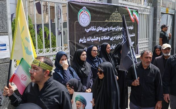 ادای احترام مدیرعامل و کارکنان کانون جهانگردی و اتومبیلرانی به شهدای اقتدار