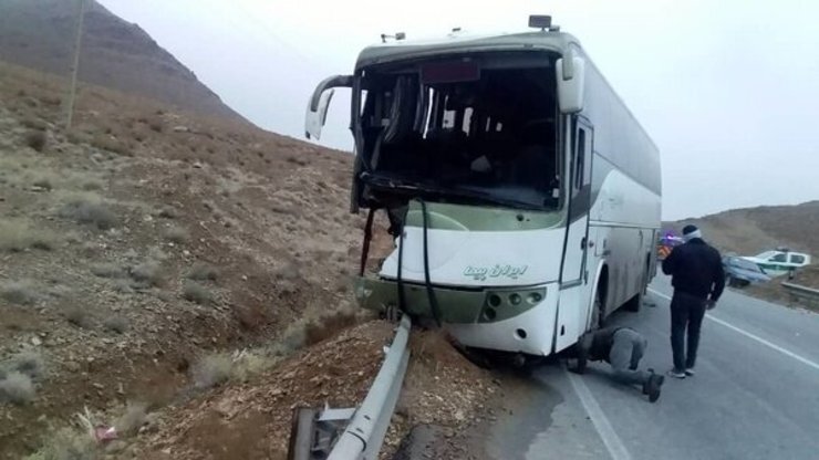 یازده مصدوم در برخورد اتوبوس با پراید