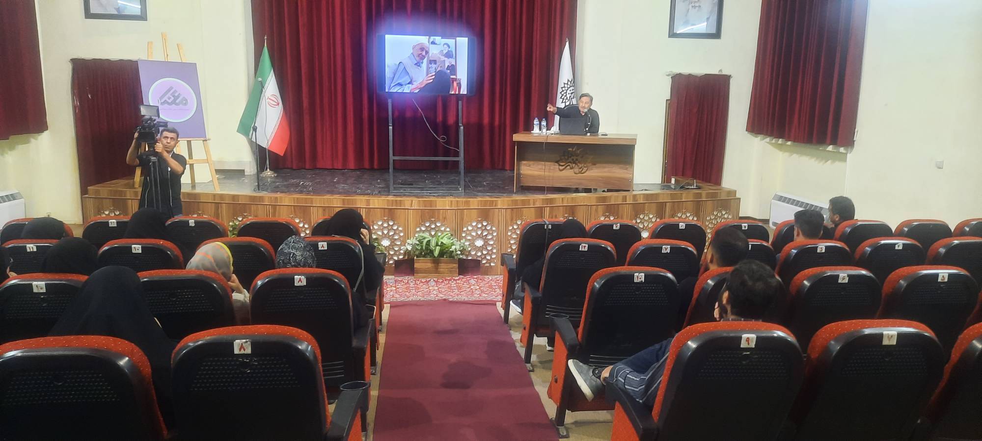 نشست مجمع عکاسان نسل انقلاب اسلامی در اصفهان