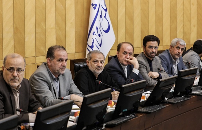 دولت و مجلس در کنار آموزش و پرورش هستند