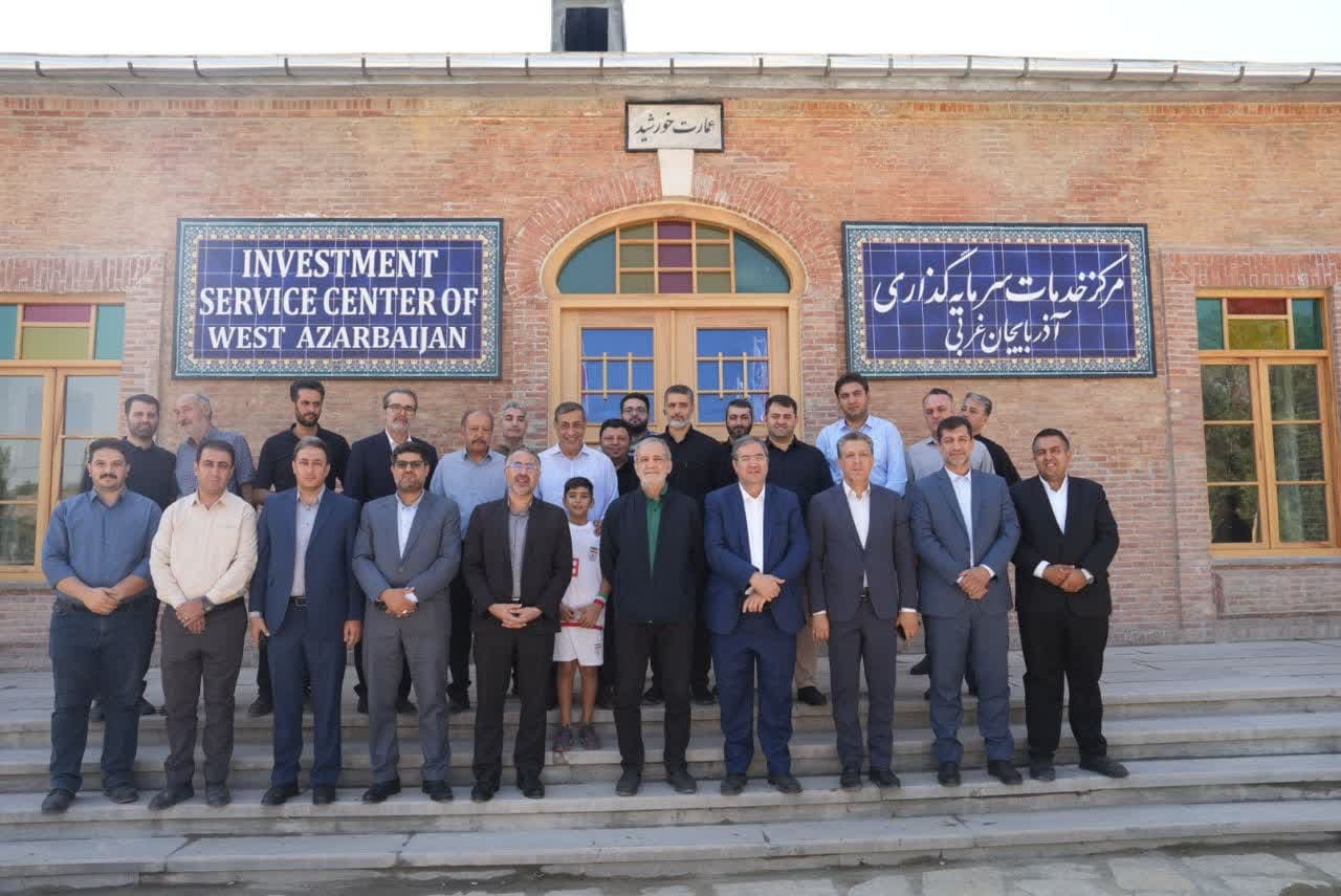 بازدید رئیس‌جمهور از مرکز خدمات سرمایه‌گذاری آذربایجان‌غربی