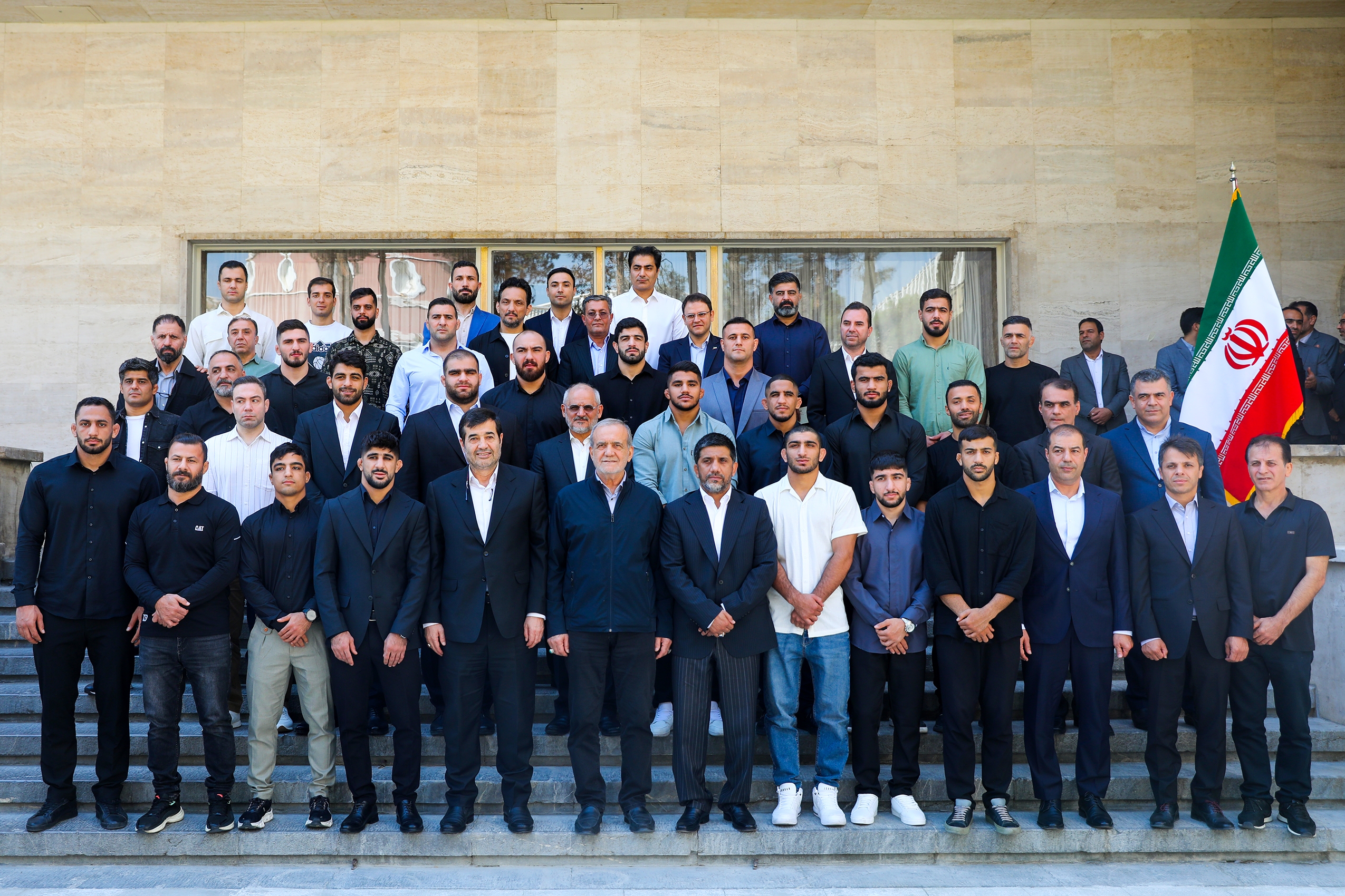 ** تجلیل از قهرمانان ملی‌پوش کشتی آزاد و فرنگی با حضور رئیس جمهور