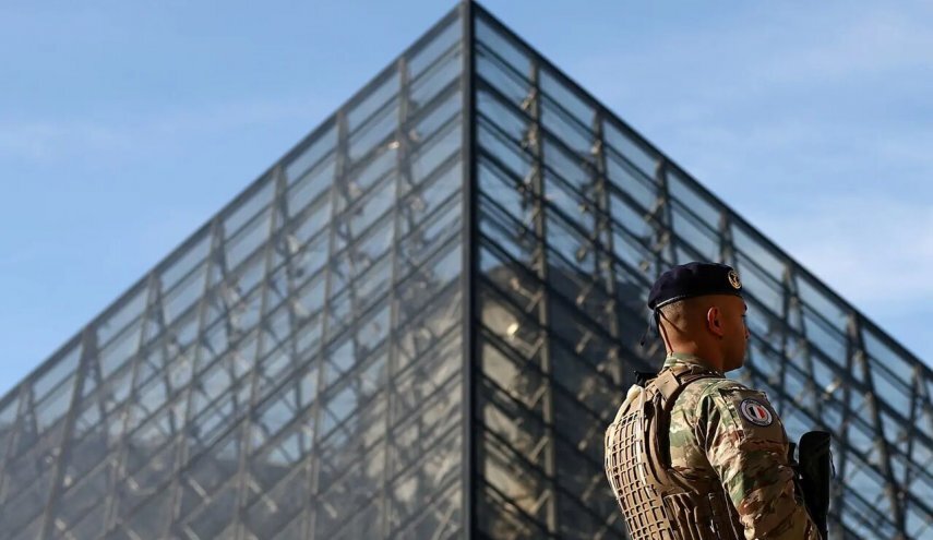 دو نفر دیگر در ارتباط با سرقت از لوور بازداشت شدند دو نفر دیگر در ارتباط با سرقت از لوور بازداشت شدند