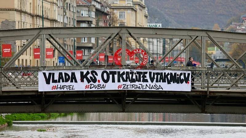 نصب بنر مخالفت با حضور تیم رژیم صهیونیستی در سارایوو