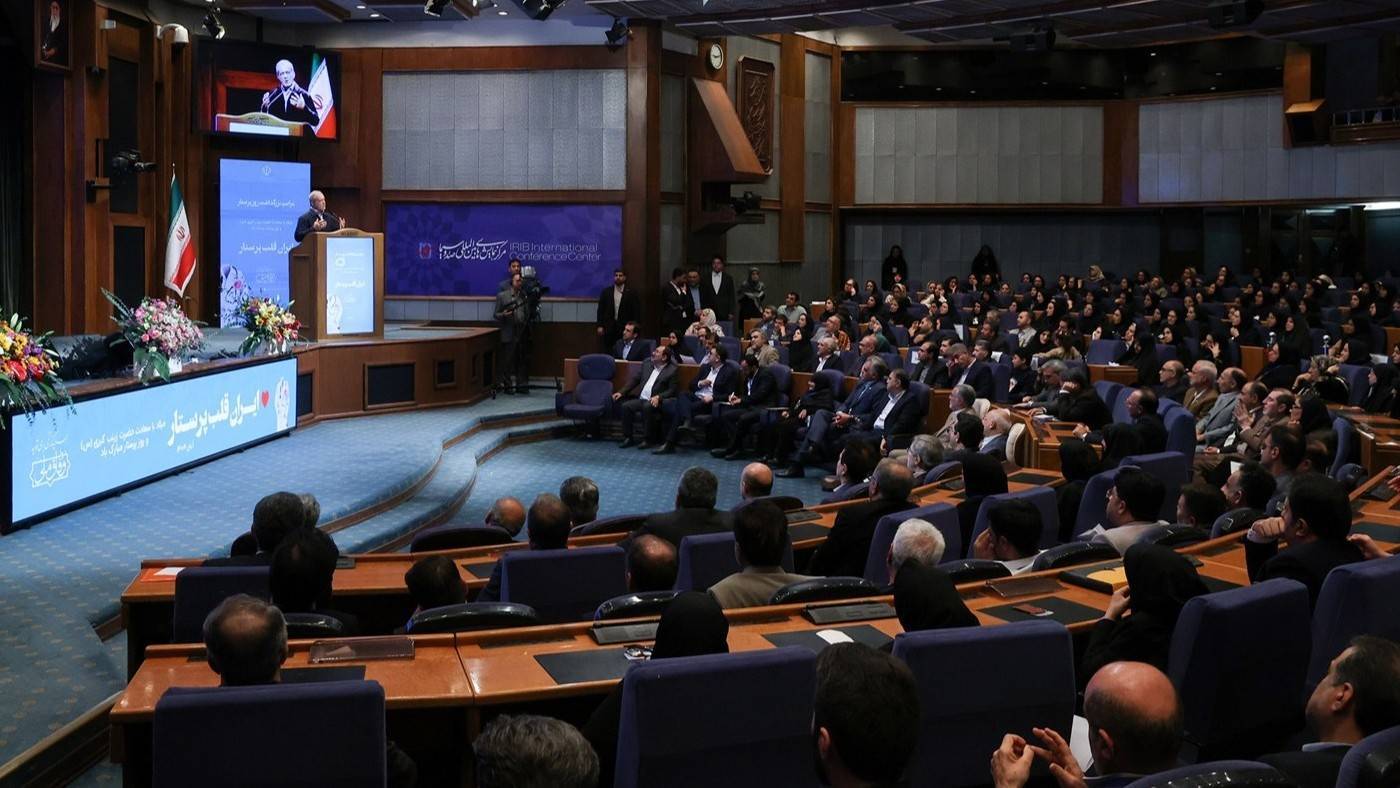 پرستاران خط مقدم مبارزه با بیماریو حفظ سلامت جامعه هستند پرستاران خط مقدم مبارزه با بیماریو حفظ سلامت جامعه هستند