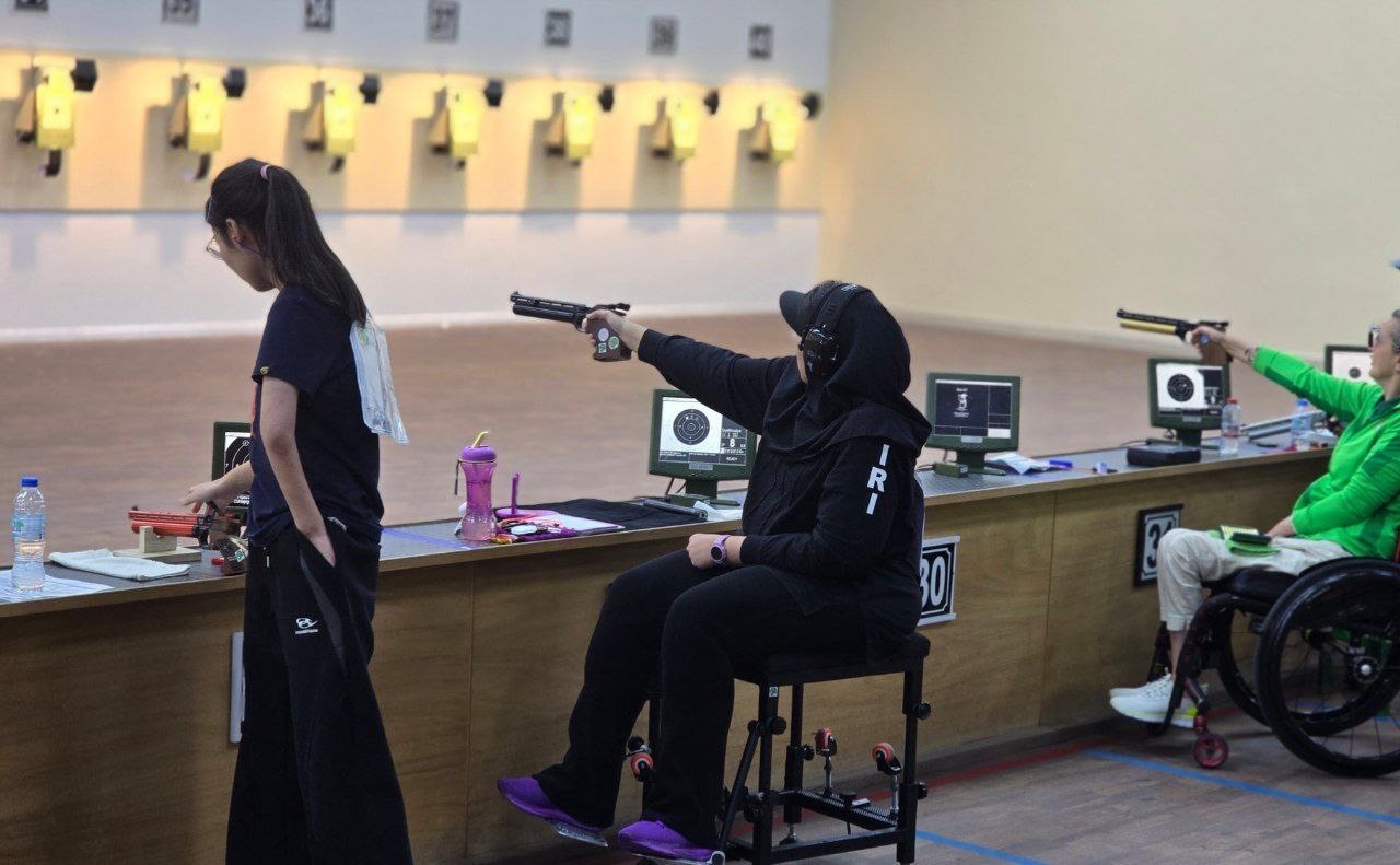 جام جهانی پاراتیراندازی ۲۰۲۵؛ راهیابی شاهی و احمدی به مرحله پایانی تپانچه بادی بانوان