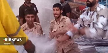 مهار آتش‌سوزی یک فروند شناور باربری در اسکله کیش