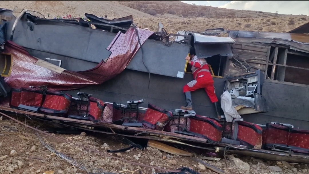 واژگونی اتوبوس مسافربری در مسیر سمیرم به یاسوج واژگونی اتوبوس مسافربری در مسیر سمیرم به یاسوج