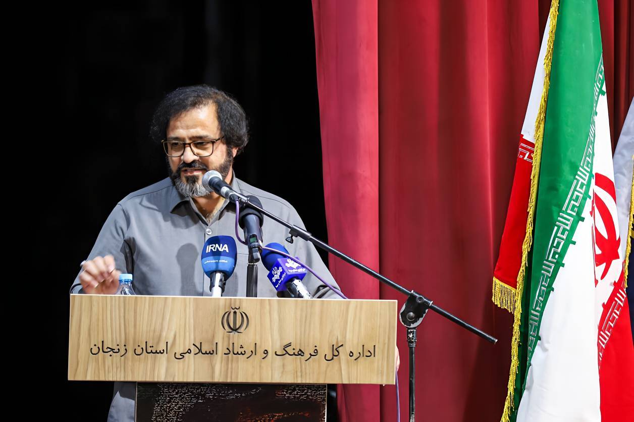 قصه پر غصه منزوی از سر کرانمندی تن در مقابل بیکرانگی روح بوده است قصه پر غصه منزوی از سر کرانمندی تن در مقابل بیکرانگی روح بوده است