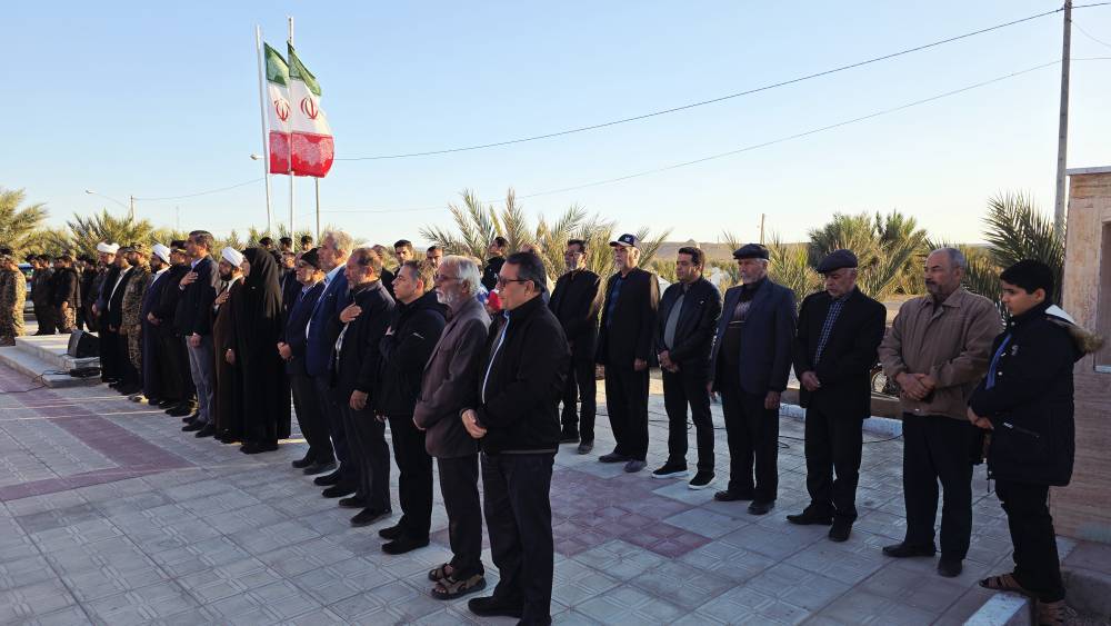 غبارروبی و عطرافشانی مزار شهدا خوروبیابانک