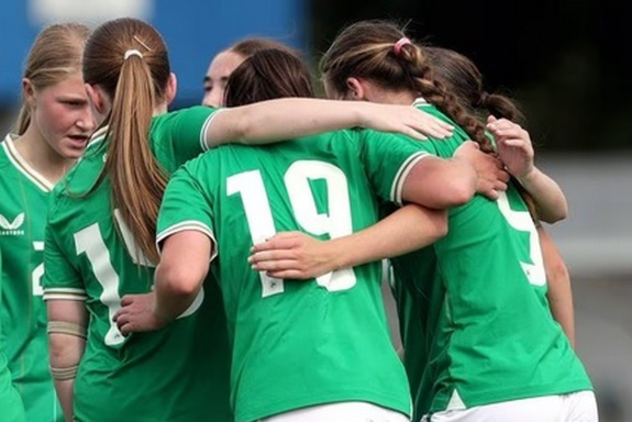 پشت کردن ایرلندی‌ها در زمان پخش سرود ملی انگلیس