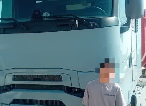 رانندگی نوجوان ۱۴ ساله با تریلی رانندگی نوجوان ۱۴ ساله با تریلی