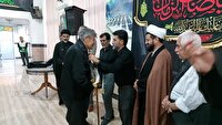 اهدای شال عزا به مداحان و خادمان حسینی در آباده