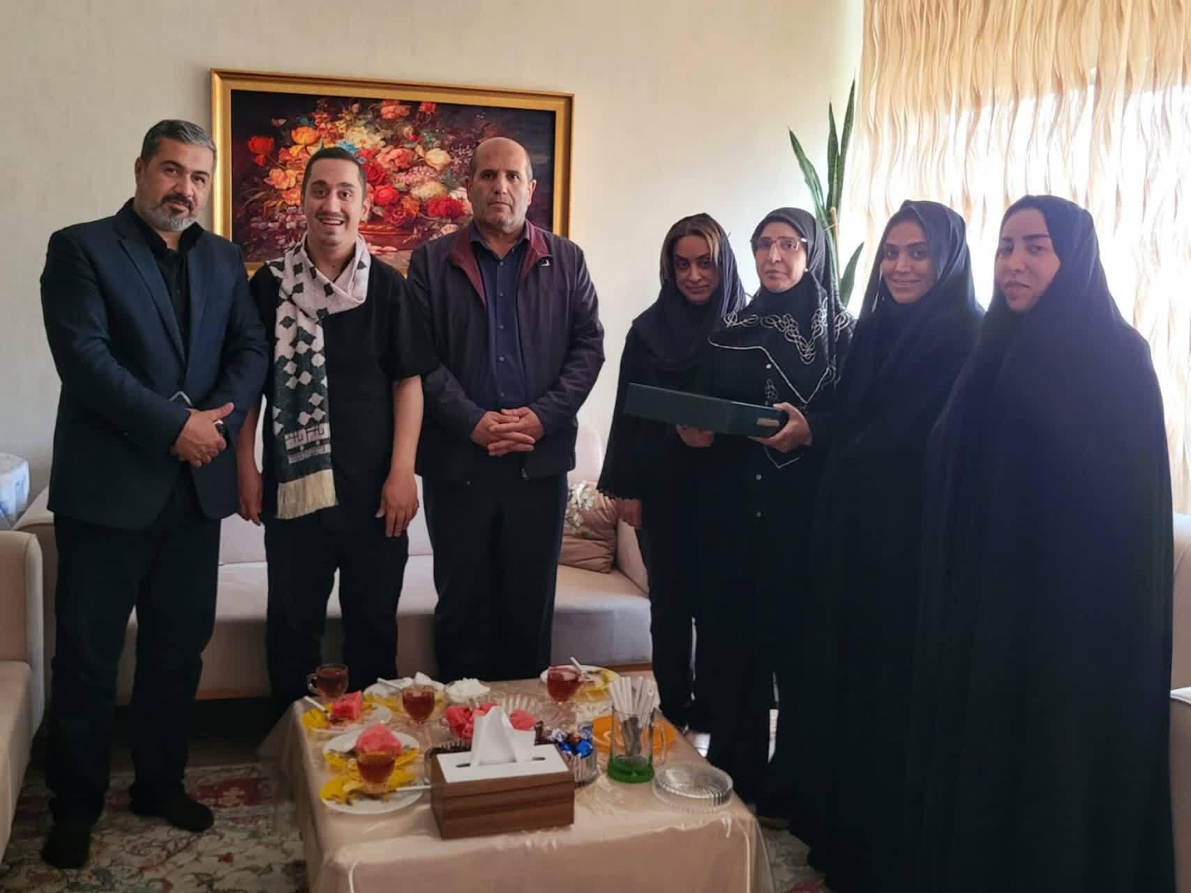 دیدار با خانواده شهید غلامرضا سرناز دیدار با خانواده شهید غلامرضا سرناز